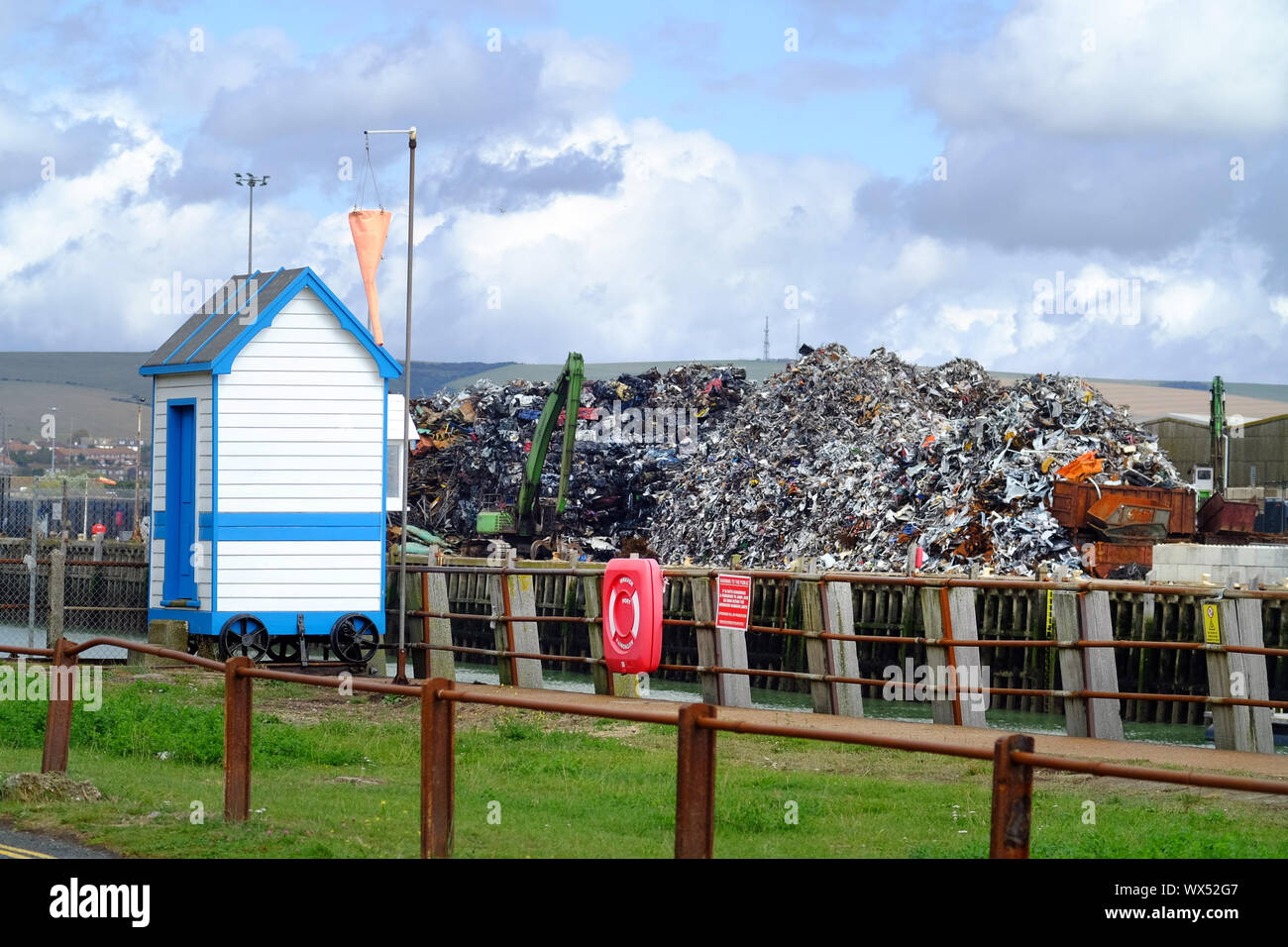 Schrott Haufen in Newhaven, East Sussex, direkt neben der Marina und Cross-channel Ferry Terminal. Stockfoto