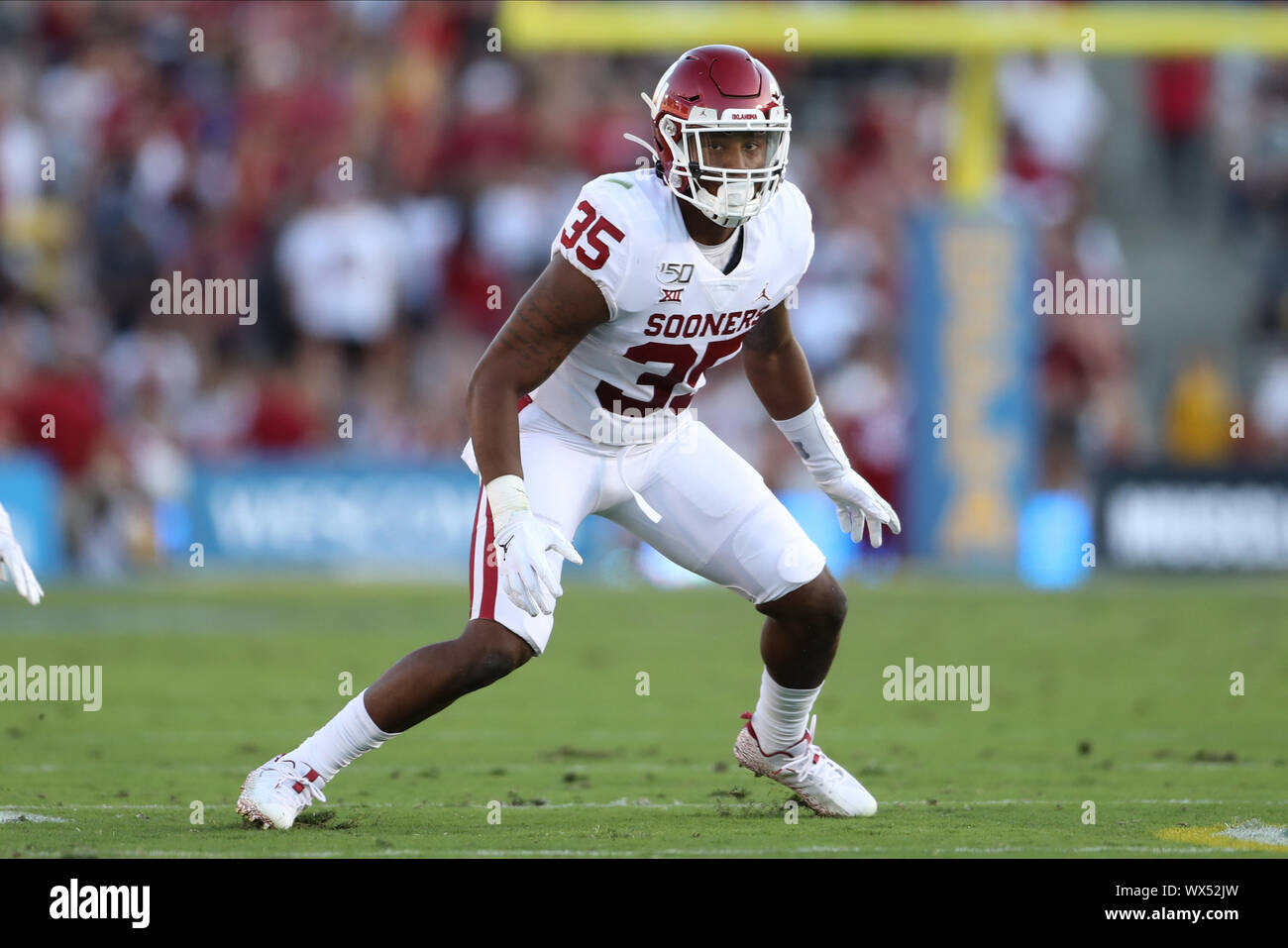 September 14, 2019, Pasadena, Kalifornien, USA: Oklahoma Sooners linebacker Nik Bonitto (35) Augen das Spiel während des Spiels gegen die Oklahoma Sooners und der UCLA Bruins an der Rose Bowl. Stockfoto