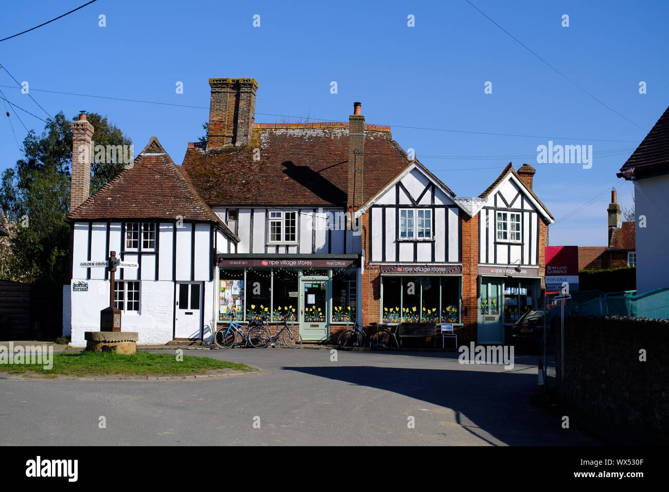 Reif Dorf speichert, East Sussex, UK. Kleine Gemeinde geführten Dorfladen und der Post. Stockfoto