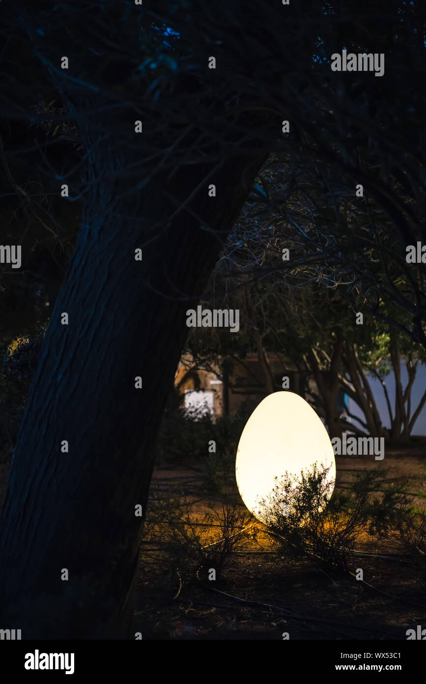 Licht Ei bei Nacht beleuchtet Stockfoto