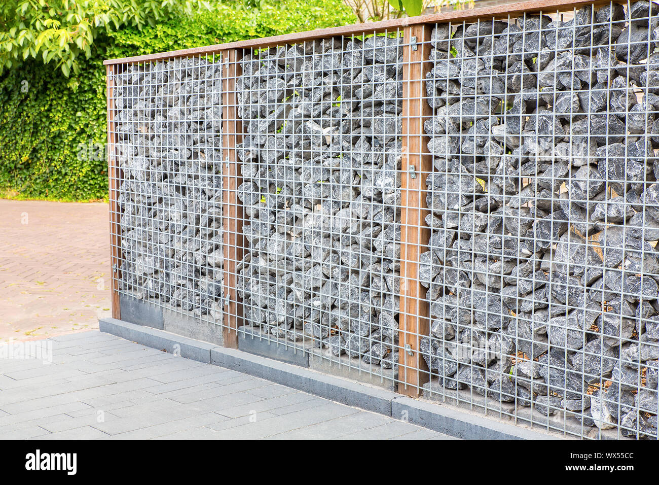 Natürliche Garten Fechten mit Metall und Steine Stockfoto