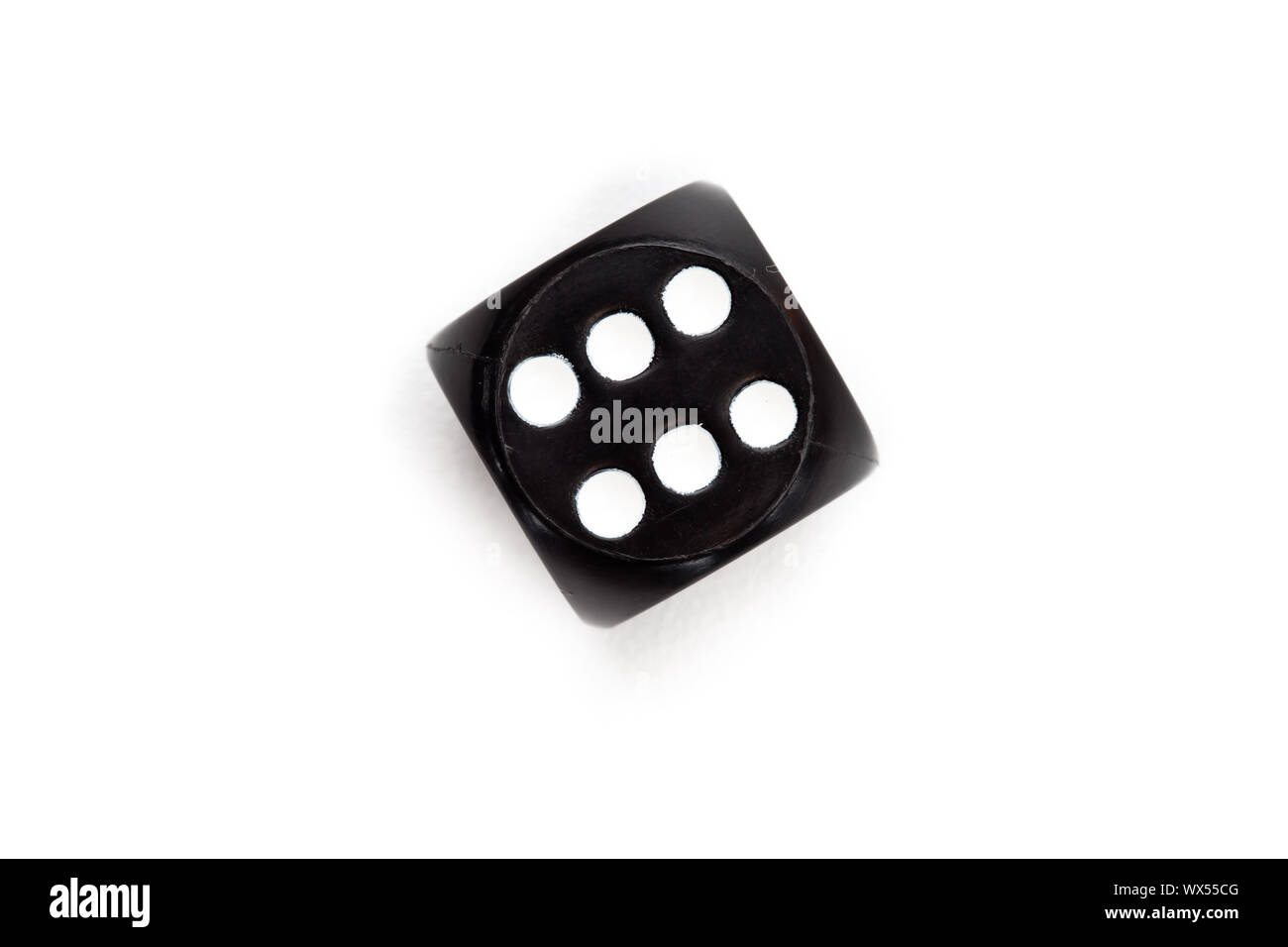 Schwarze Würfel Nummer sechs vor einem weißen Hintergrund festlegen Stockfoto