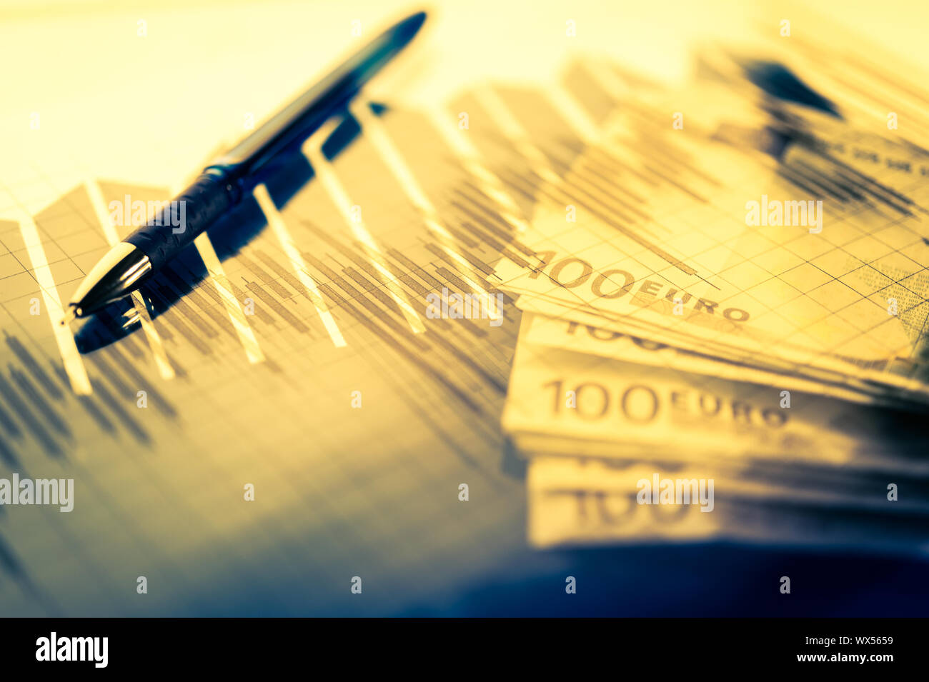 Finanzen Hintergrund mit Geld, Börse chart, Diagramm und Stift. Wirtschaft und Business Konzept. Stockfoto