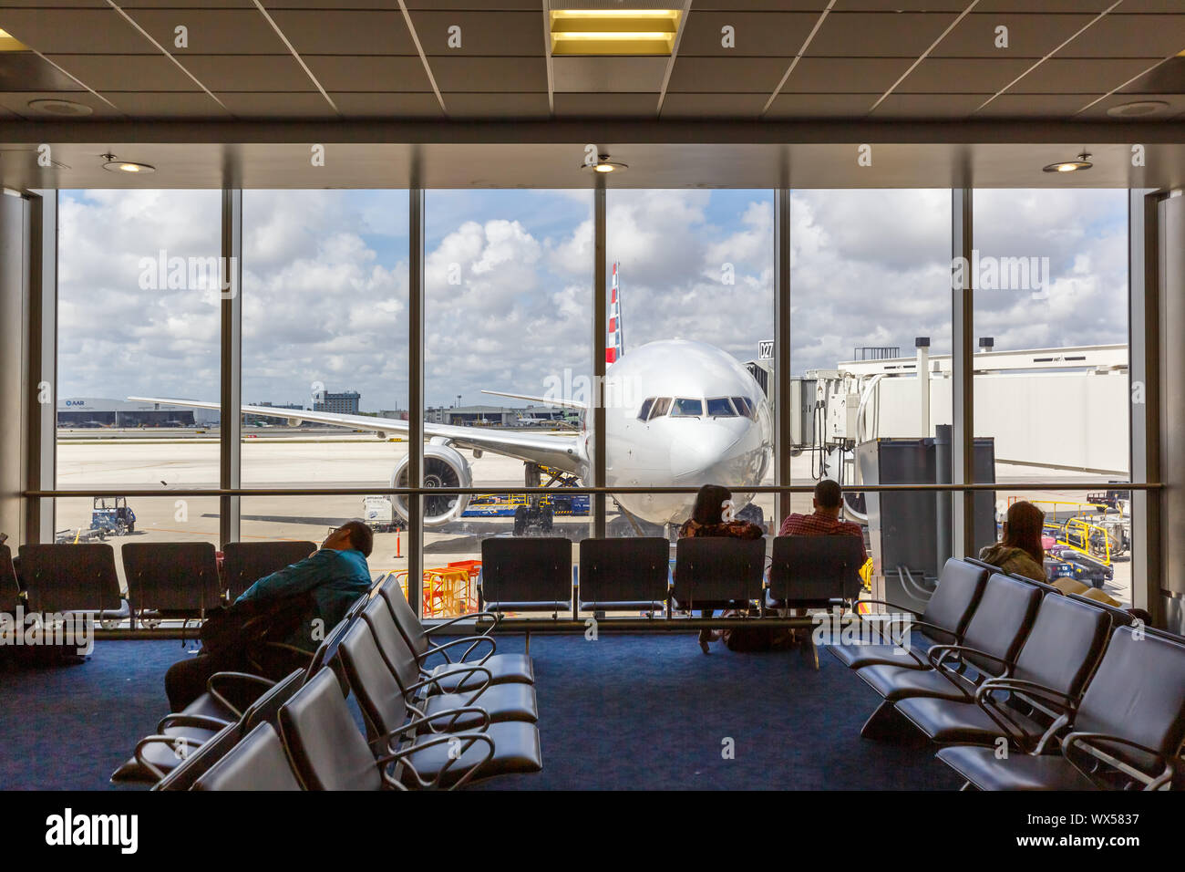 Miami, Florida - April 7, 2019: symbolisches Bild aviation Passagiere American Airlines Flugzeug am Flughafen Miami (MIA) in den Vereinigten Staaten. Stockfoto