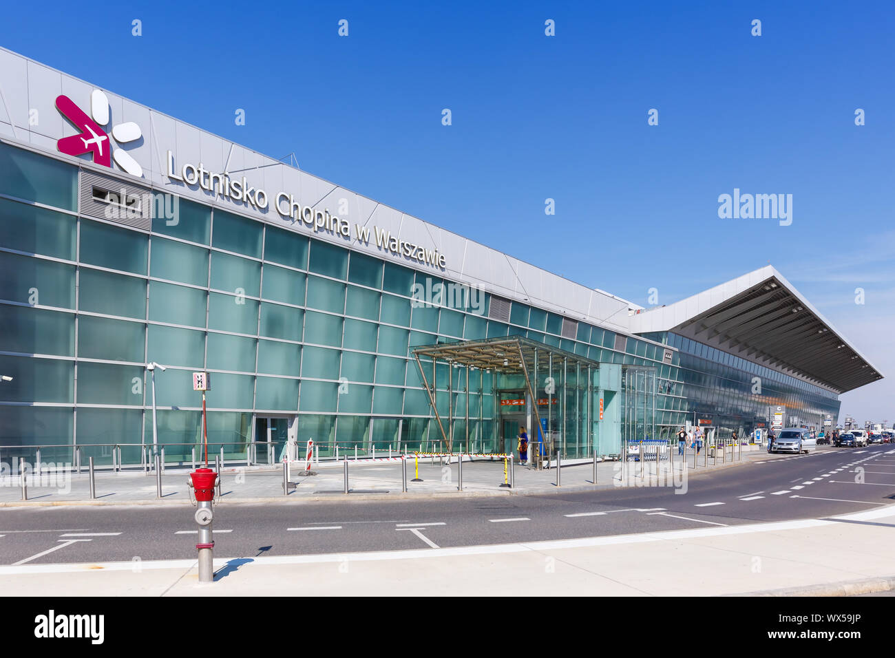 Warschau, Polen - 27. Mai 2019: Terminal des Flughafen Warschau (WAW) in Polen. Stockfoto