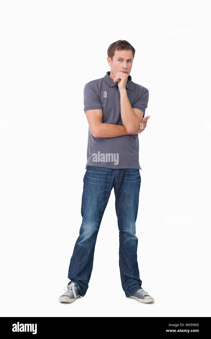 Nachdenklichen jungen Mann vor einem weißen Hintergrund Stockfoto