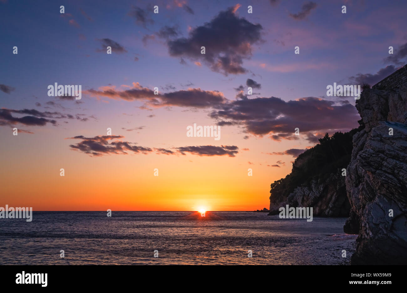 Schönen Sonnenuntergang über den Klippen in Petrovac Stockfoto