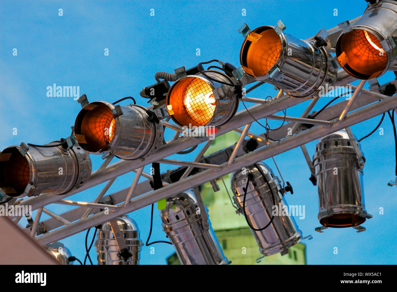Stufe Lichtstrahl mit 9 leuchtet vor blauem Himmel Stockfoto