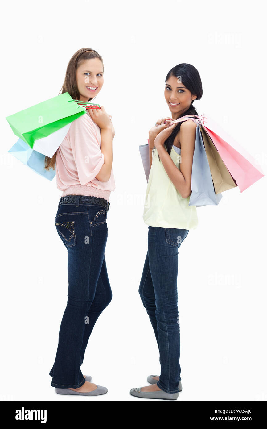 Lächelnde Frauen tragen eine Menge Einkaufstüten Stockfoto