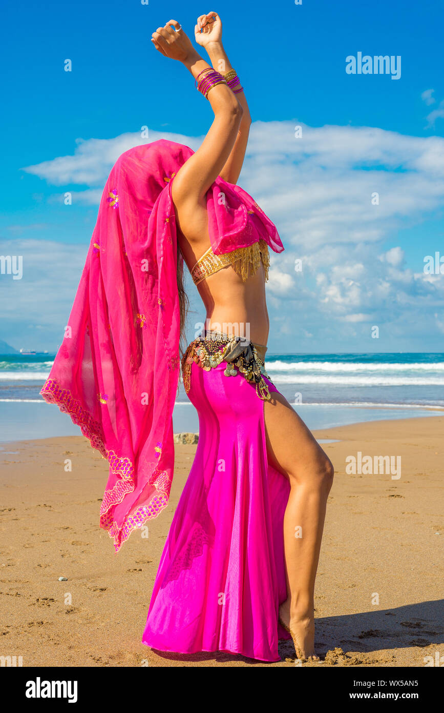 Bauchtanz einer Schönheit am Strand Sopela Stockfoto