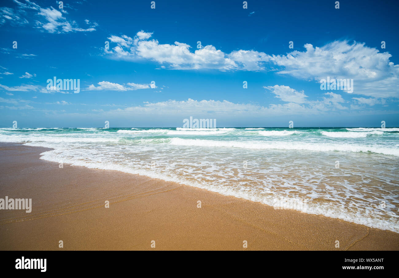 Gelb Sand Strand, dem Meer und den tiefblauen Himmel. Stockfoto