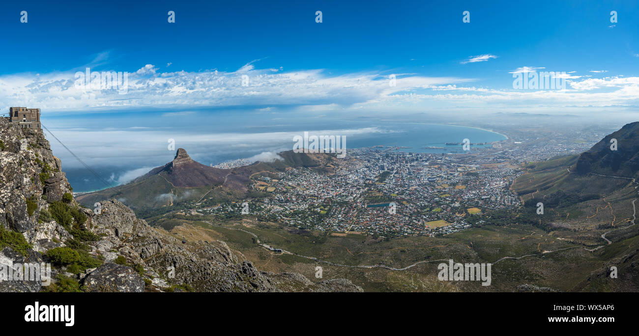 Panoramablick auf Kapstadt, Lion's Head und Signal Hill aus den Tafelberg. Stockfoto