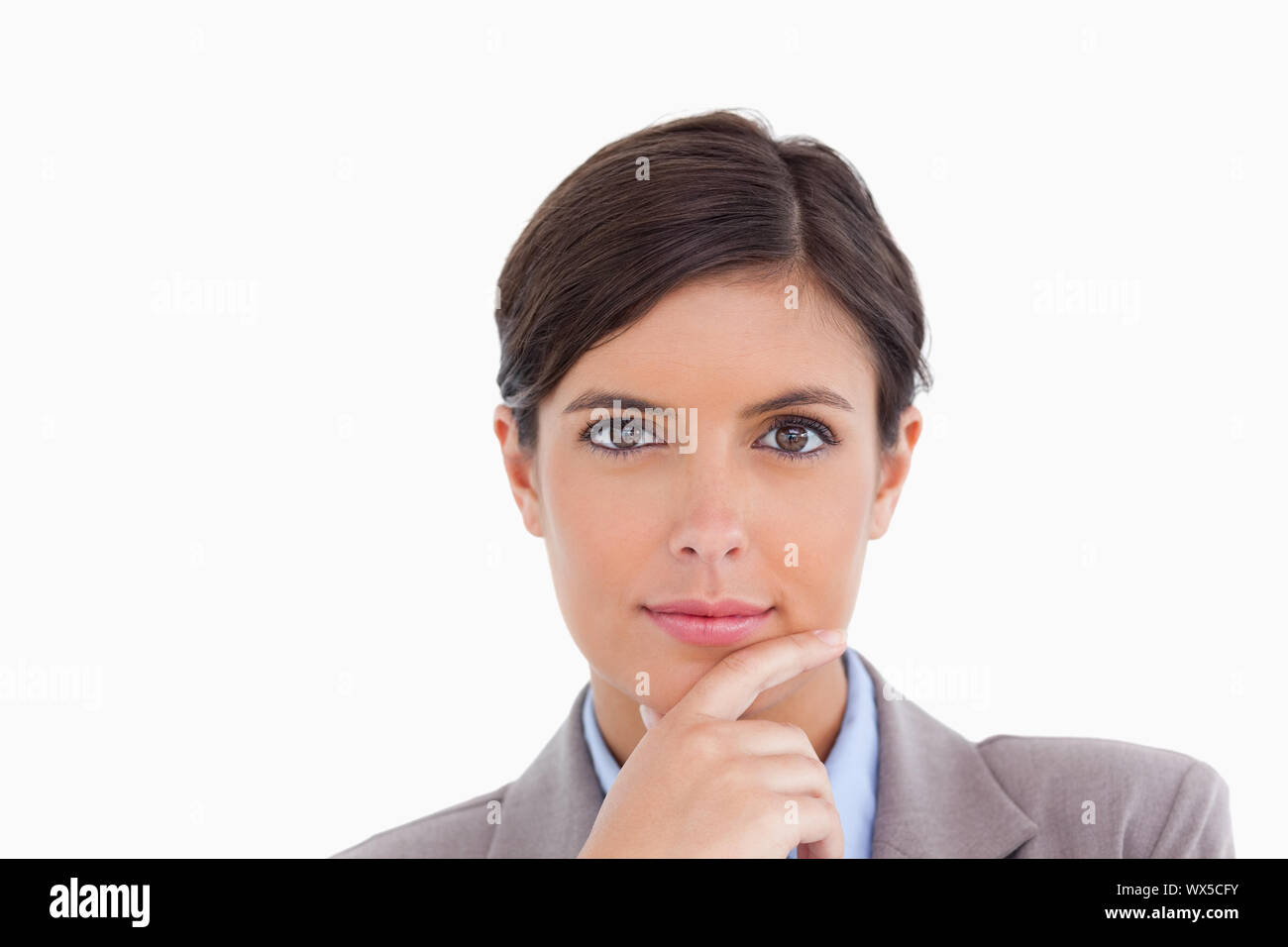 In der Nähe der weiblichen Unternehmer in Denker Pose vor einem weißen Hintergrund Stockfoto