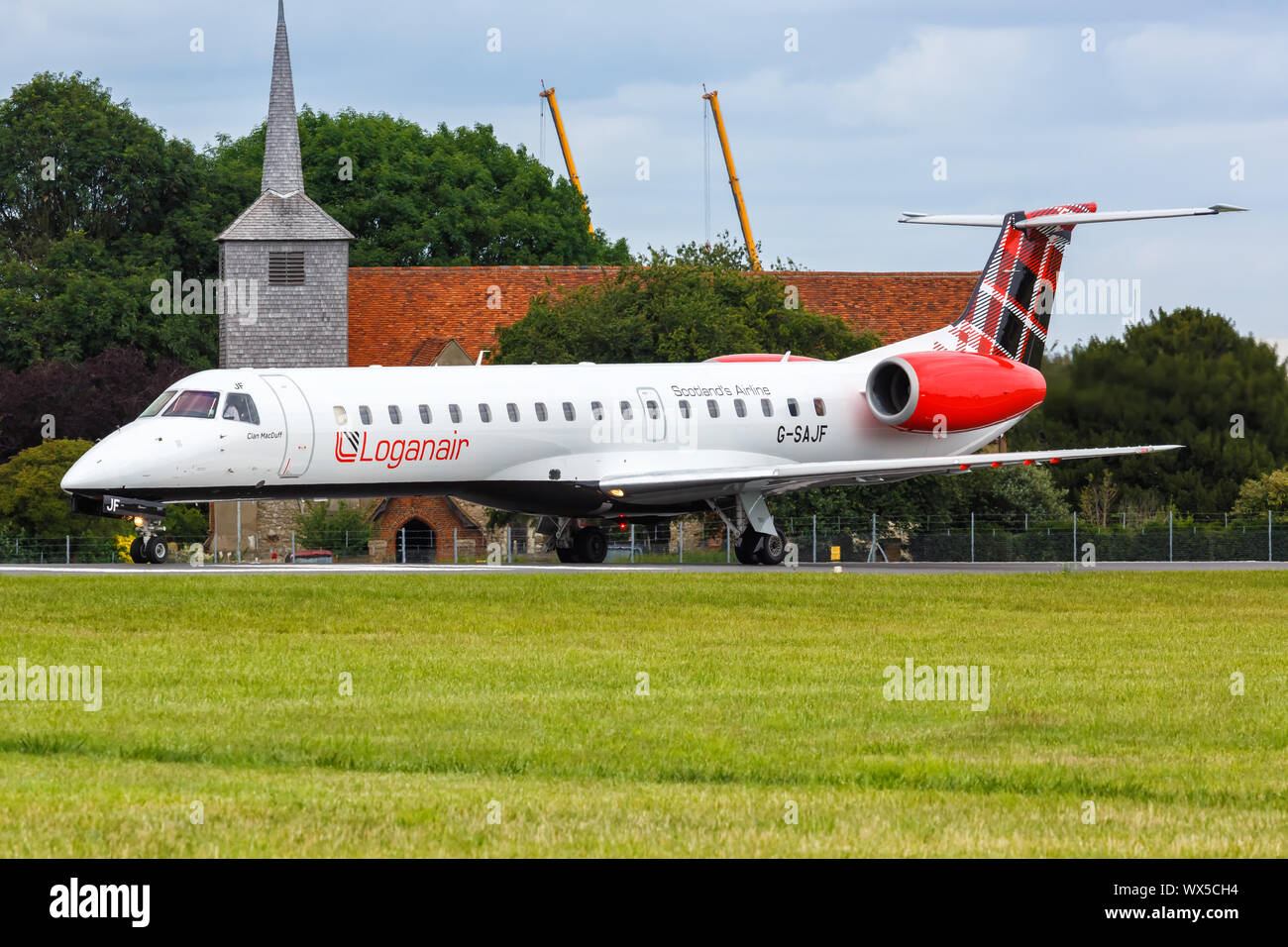 Southend, Großbritannien - 7. Juli 2019: Loganair Embraer ERJ 145 Flugzeug am Flughafen Southend (SEN) im Vereinigten Königreich. Stockfoto