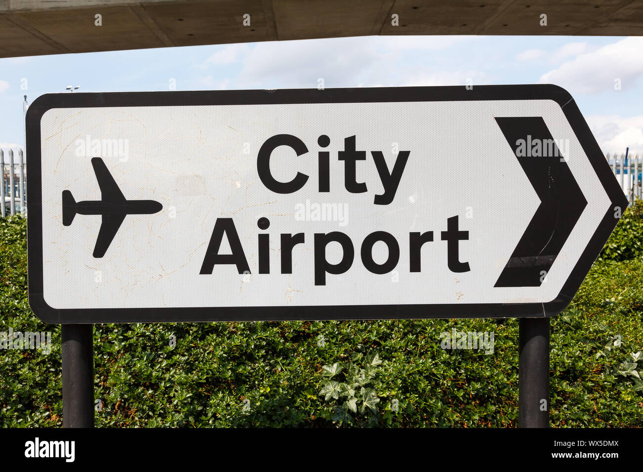 London, Großbritannien, 7. Juli 2019: Zeichen zum London City Airport (LCY) im Vereinigten Königreich. Stockfoto
