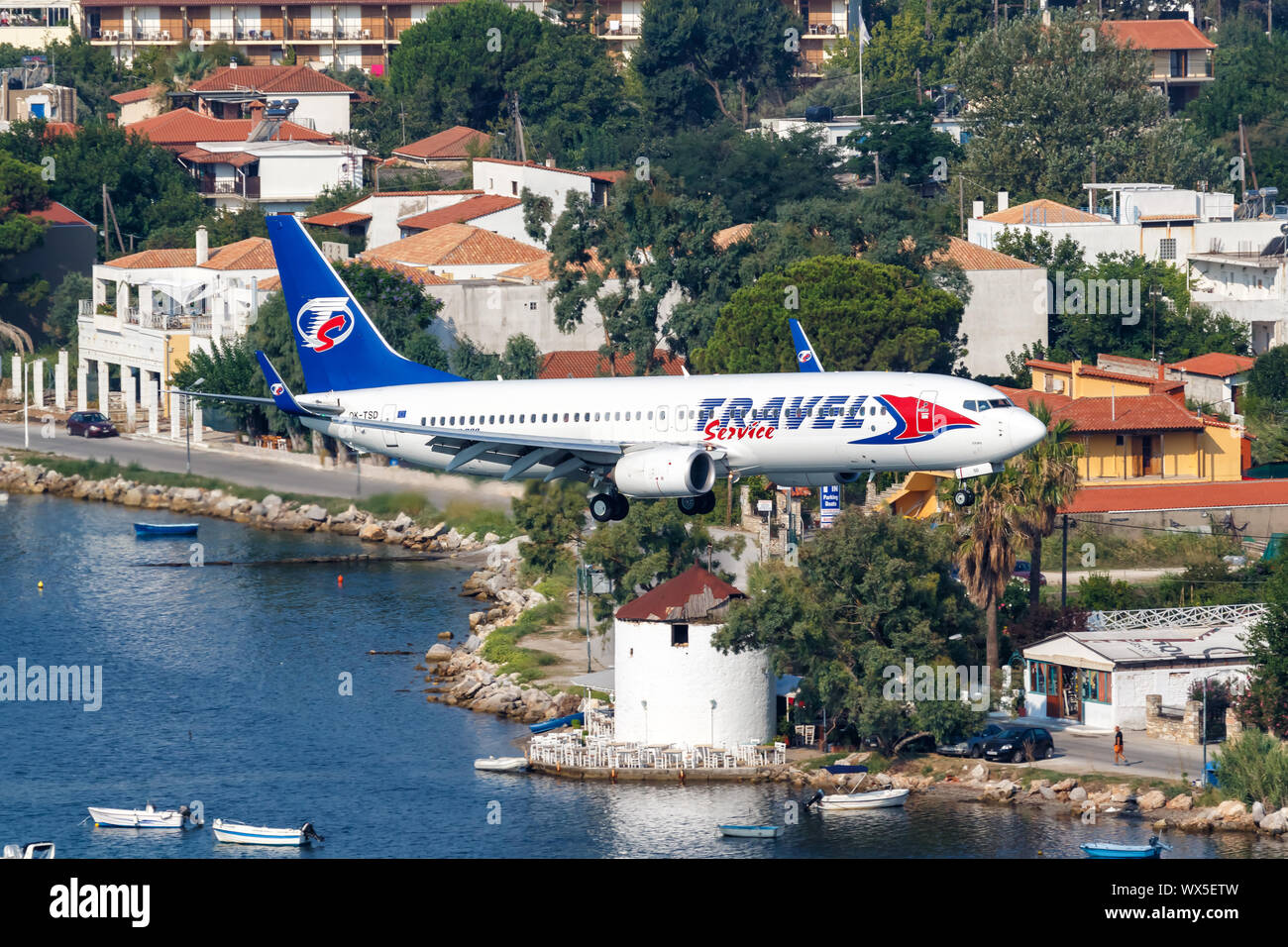 Skiathos, Griechenland - August 2, 2019: Travel Service Boeing 737-800 Flugzeug am Flughafen Skiathos (Jsi) in Griechenland. Stockfoto