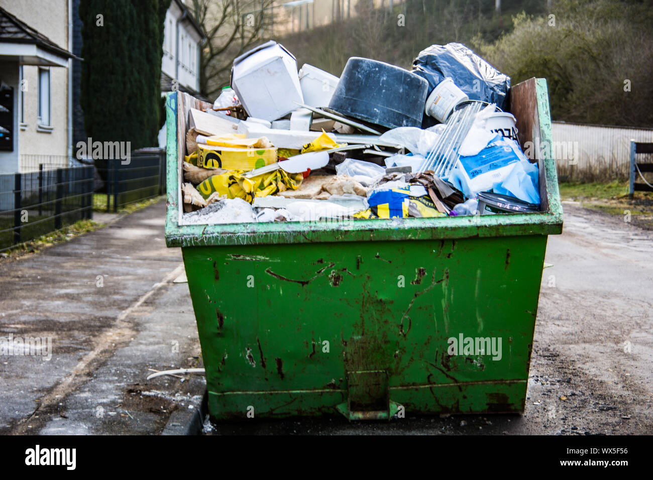 Grünen Müllcontainer mit Schutt Stockfoto