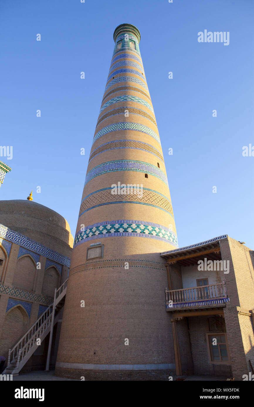 Alte Minarett auf der Straße der alten Stadt. Usbekistan. Chiwa. Stockfoto