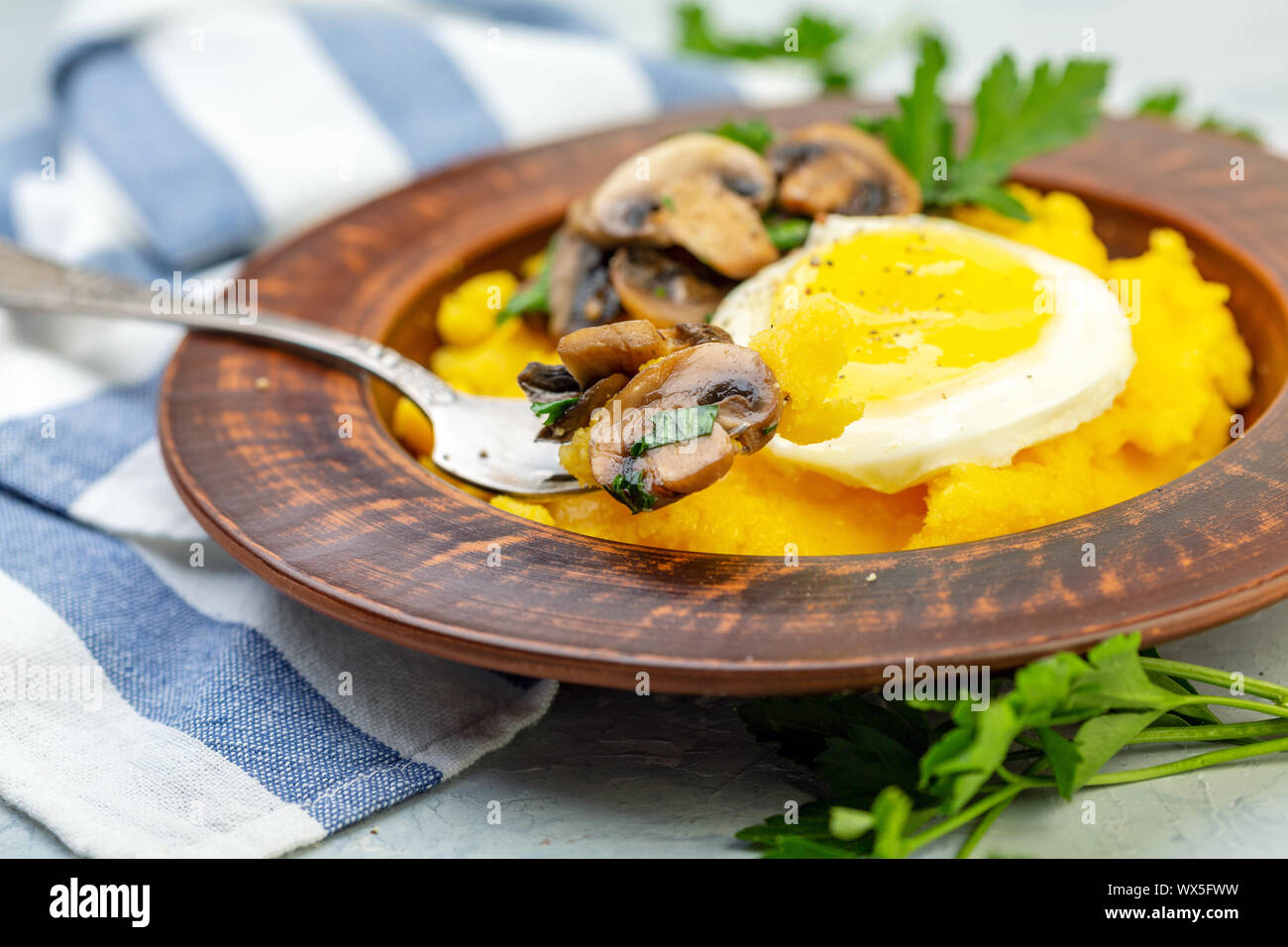 Köstliche Polenta mit Pilzen und Ei. Stockfoto