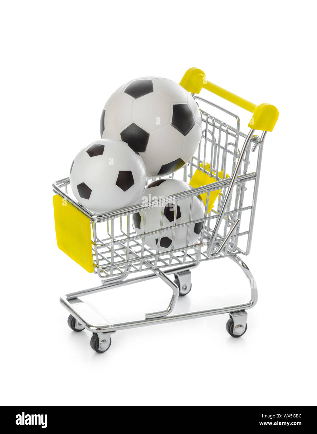 Fußball Bälle im Warenkorb Stockfoto