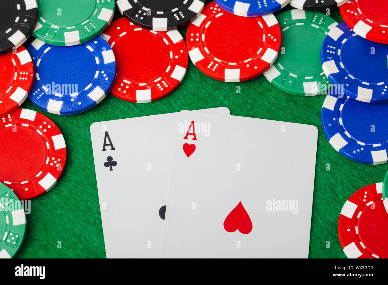 Casino Chips und Karten spielen am grünen Tisch Stockfoto