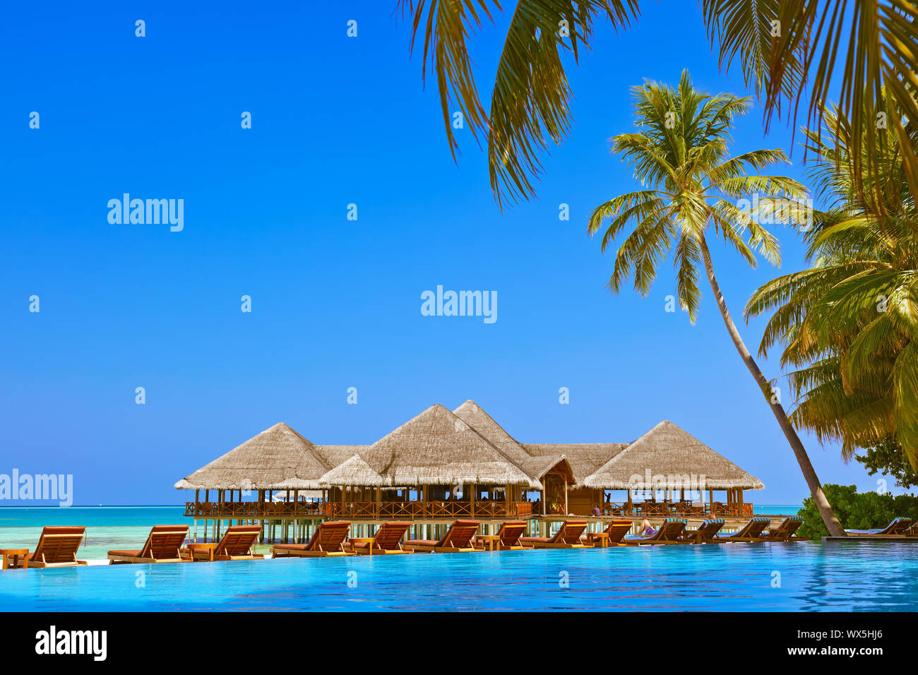 Pool und Café am Malediven Strand Stockfoto