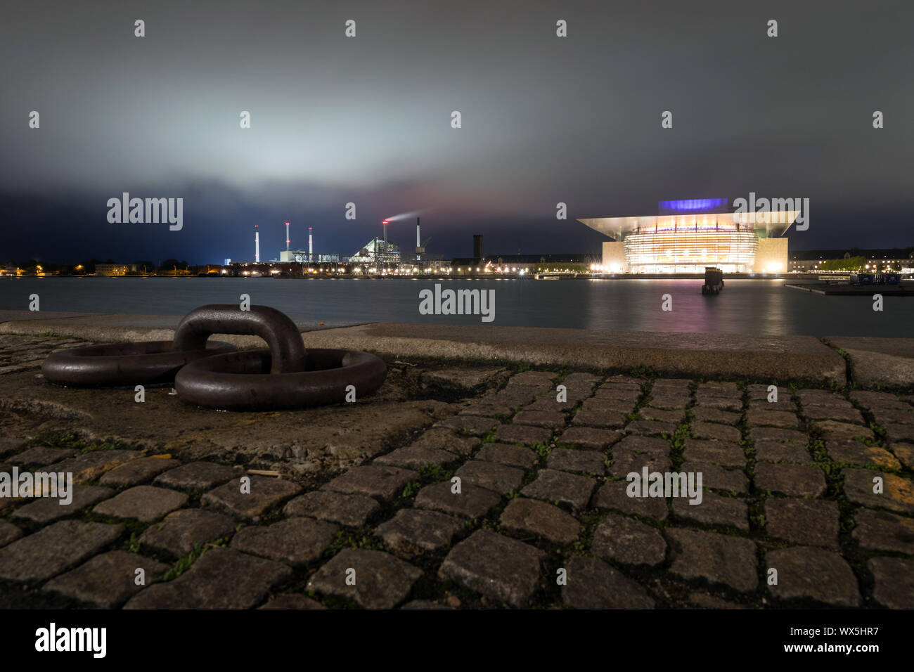 Der Hafen von Kopenhagen mit der Kopenhagener Oper oder Operaen in der Ferne, mit dem Amager bakke Kombiniert tnv Anlage und Skipiste Stockfoto