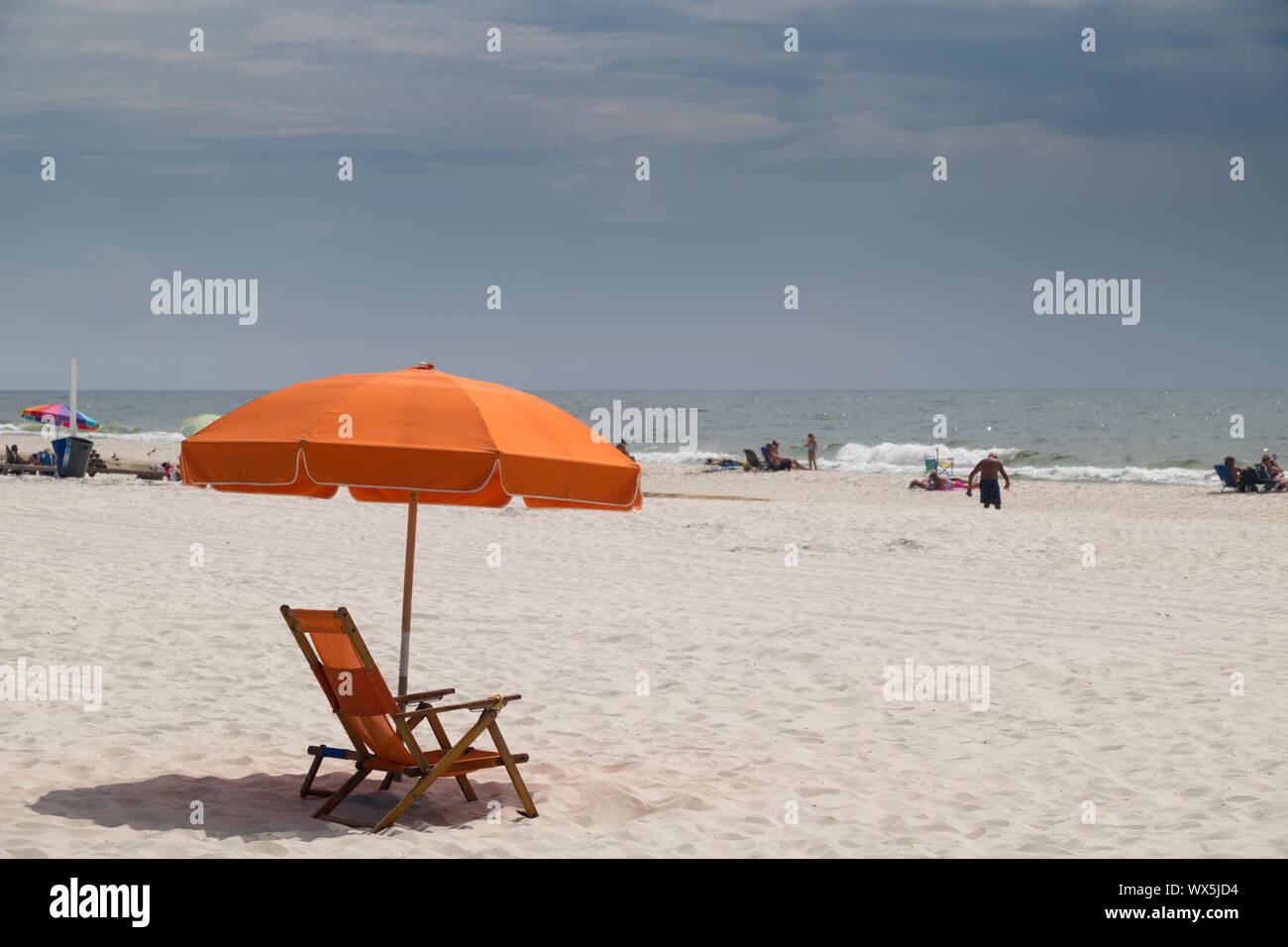 Sonnenschirm und Liege am Golf von Mexiko Strand bei Gulf Shores, Alabama, USA. Stockfoto