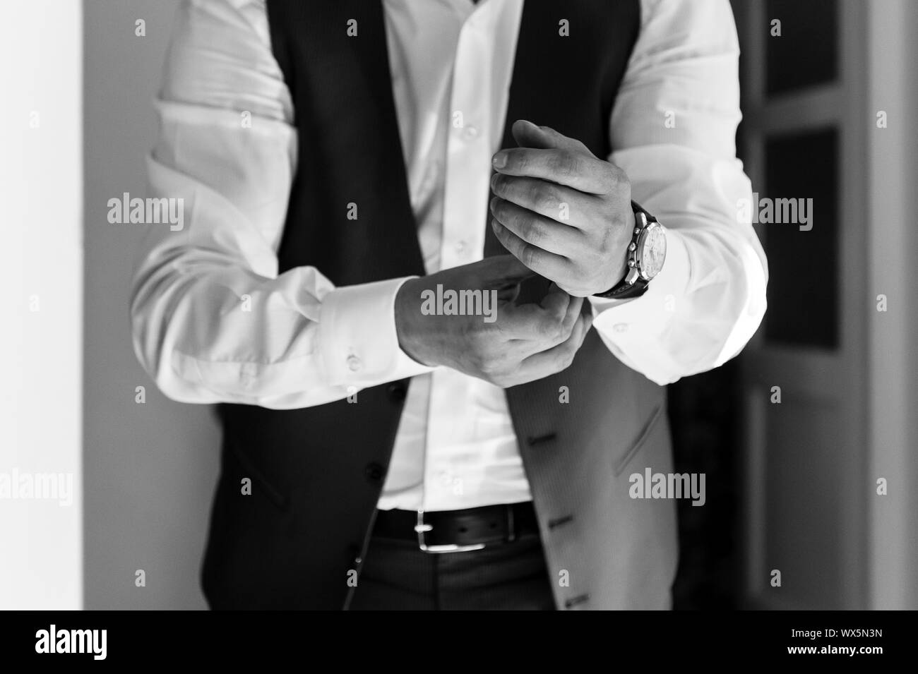 Nahaufnahme der Bräutigam Hände beim Tragen seine Uhr vor der Hochzeitsfeier, kein Gesicht Stockfoto