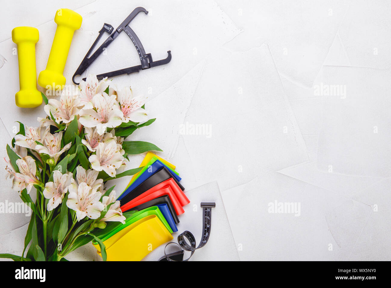 Gesunder Lebensstil, Fitnessraum und Training Konzept. Flach von Sport. Stockfoto