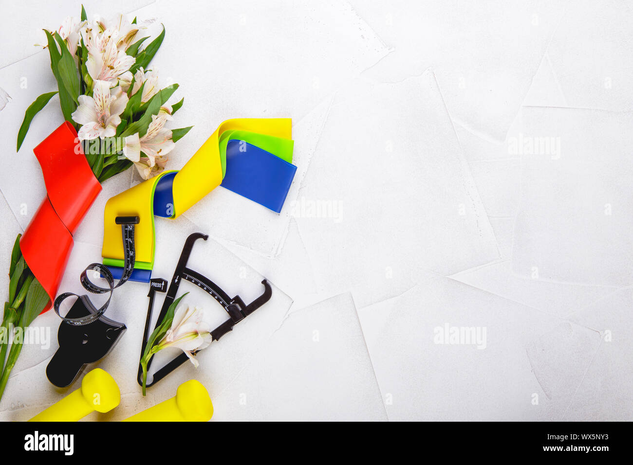 Gesunder Lebensstil, Fitnessraum und Training Konzept. Flach von Sport. Stockfoto
