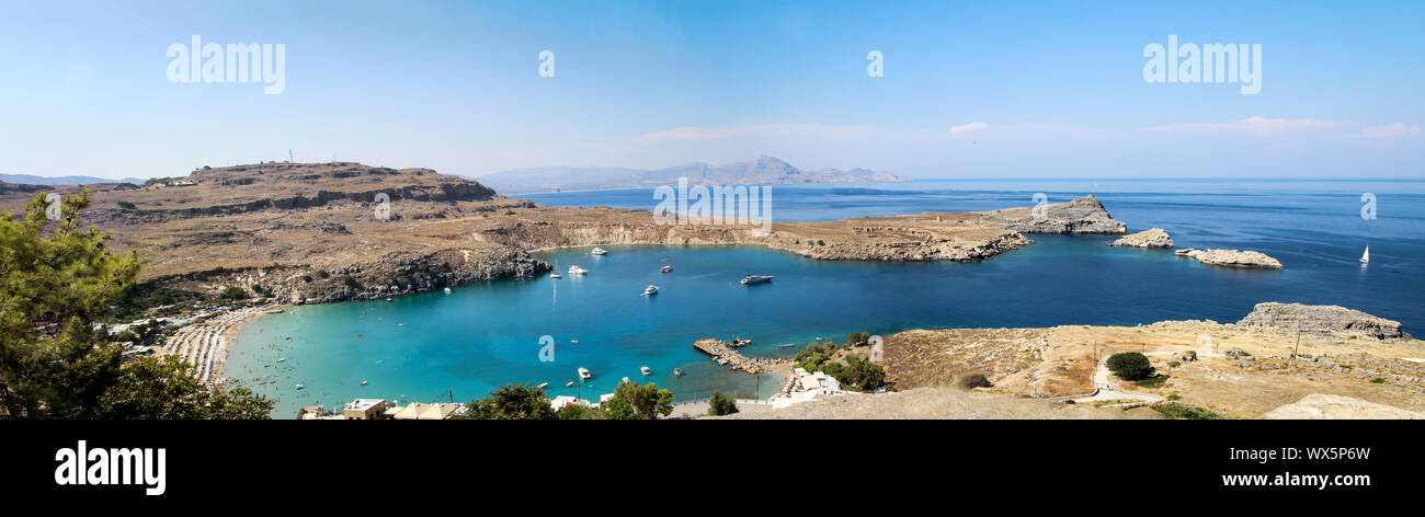 Blick auf den Hafen und die Bucht von Lindos Rhodos Stockfoto