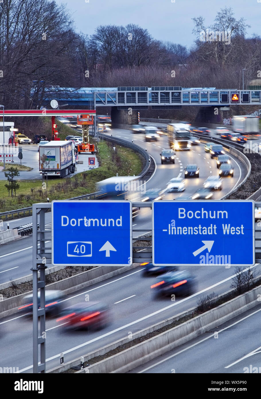 Viel Verkehr auf der Autobahn A 40, Bochum, Ruhrgebiet, Nordrhein-Westfalen, Deutschland, Europa Stockfoto