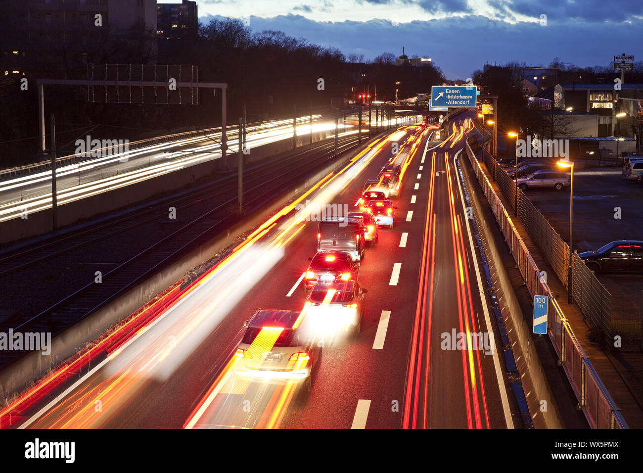 Der Verkehr auf der Autobahn A 40 am Abend, Essen, Ruhrgebiet, Nordrhein-Westfalen, Deutschland, Europa Stockfoto