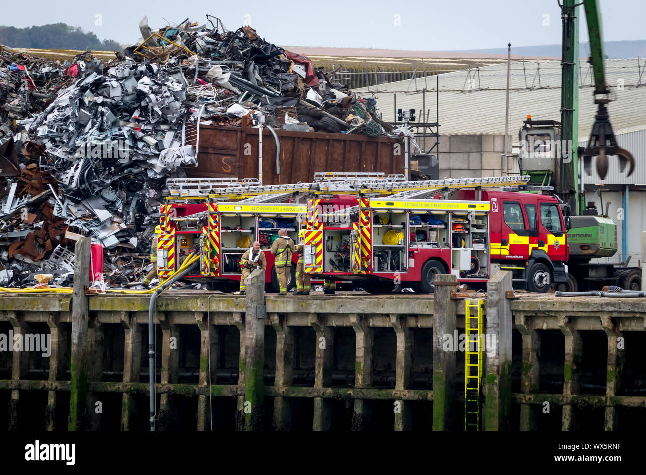 Newhaven, East Quay, East Sussex, UK. 16.September 2019. East Sussex Feuer- und Rettungsdienst bekämpfen ein Feuer in Ripley und Co Schrott. Credit: Alan Fraser/Alamy leben Nachrichten Stockfoto