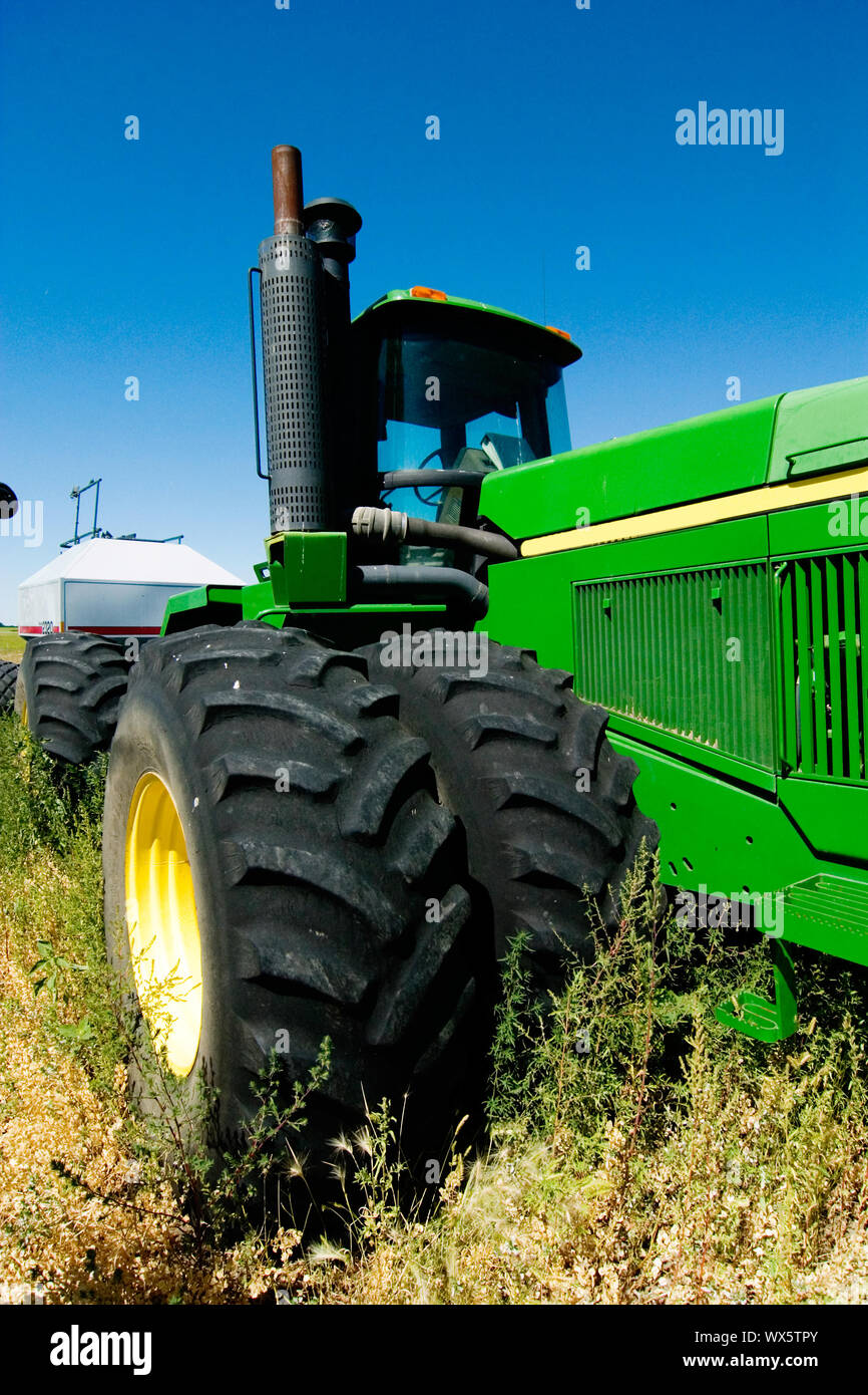 Eine große Sämaschine Luftsystem hinter einen John Deere Traktor gezogen Stockfoto