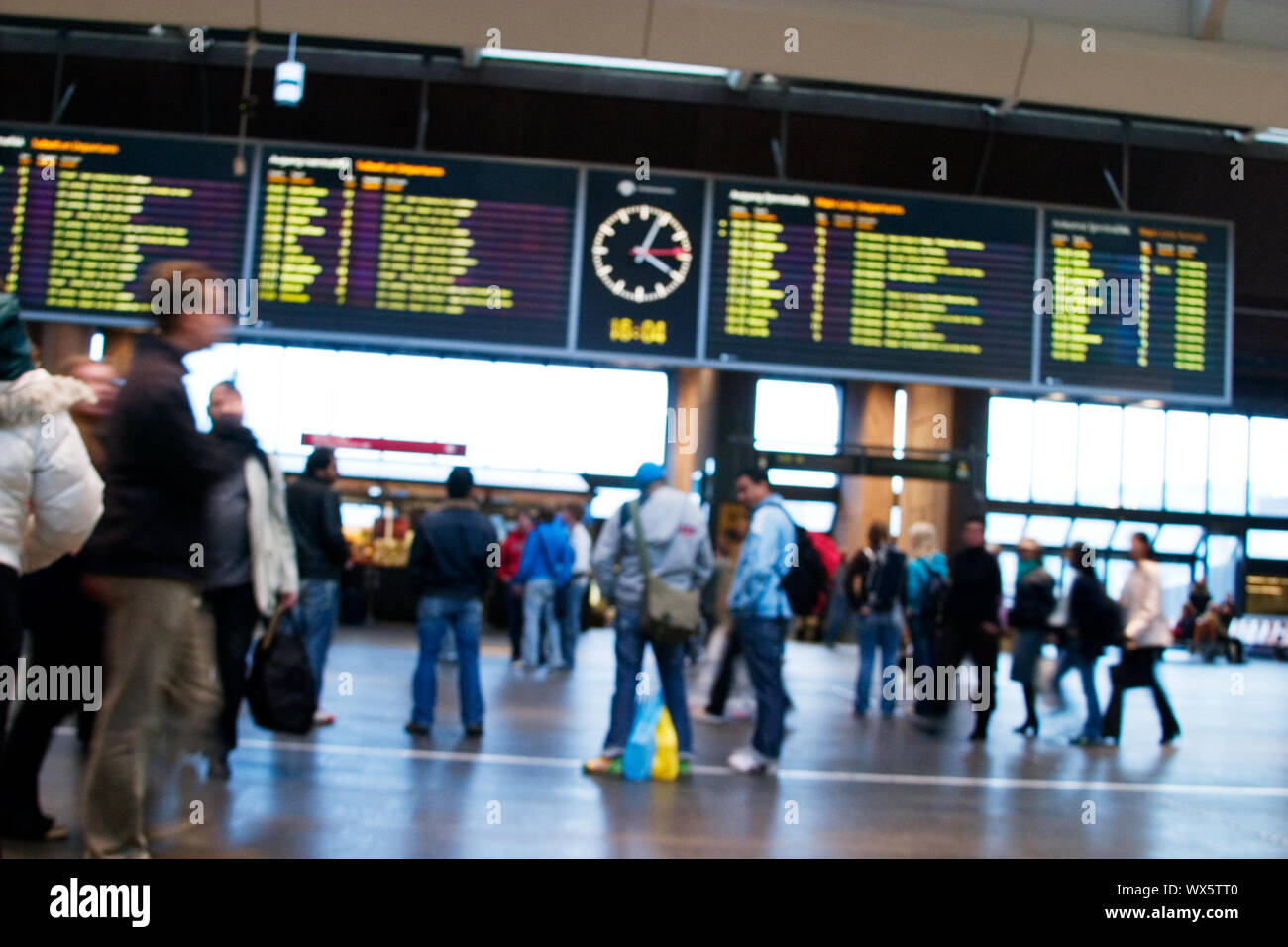 Oslo, Oslo Sentralstasjon Hauptbahnhof display board Abstract blur Bild. Stockfoto