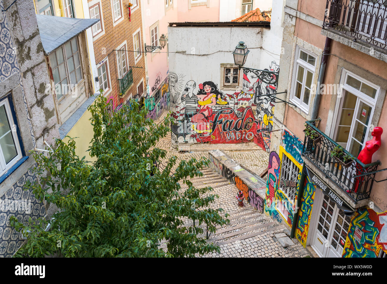 Street Art und Graffiti in den Gassen und Hinterhöfen von Lissabon Stockfoto