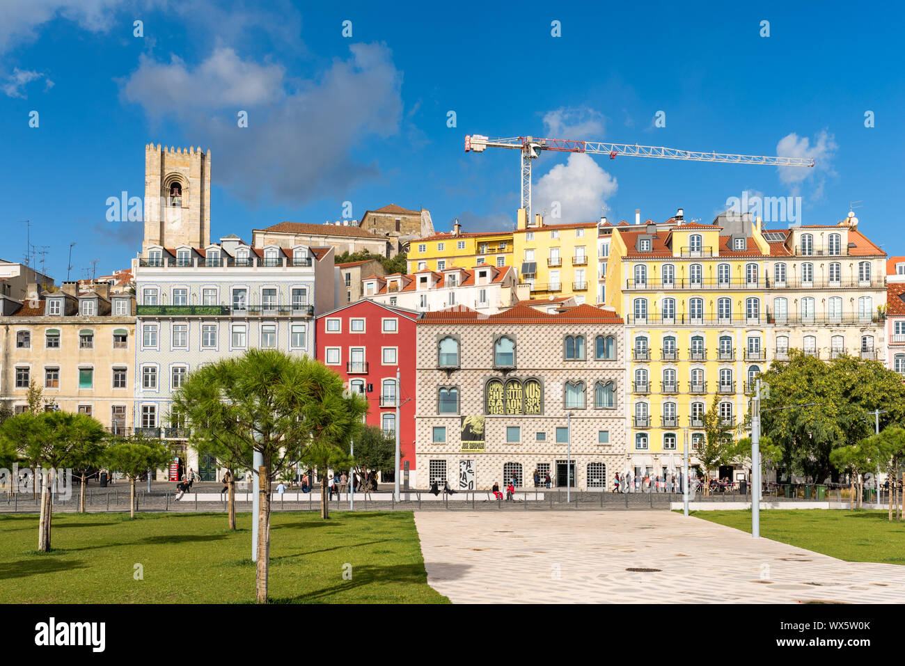 Der Campo das Cebolas in Alfama, Lissabon Stockfoto