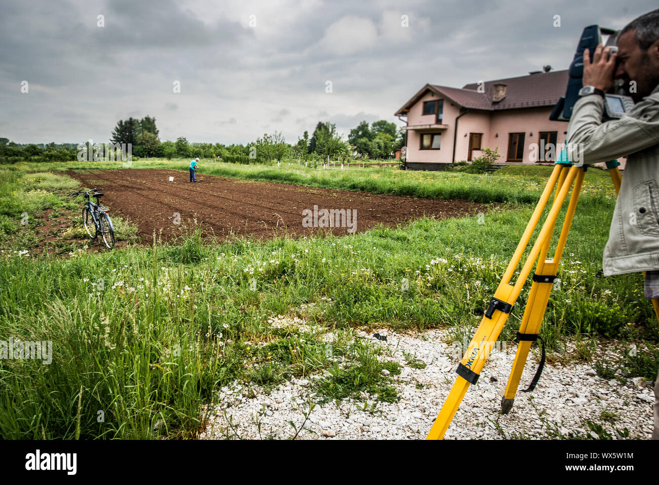 Vermessungstechnik Techniker Maßnahmen im Bereich des Landes in Bosnien und Herzegowina. Stockfoto