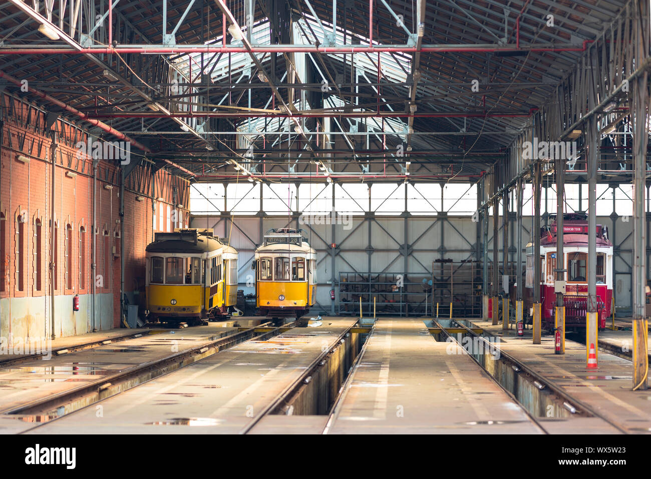 Immer noch leben der Erbe Straßenbahnen im Depot von Lissabon Stockfoto