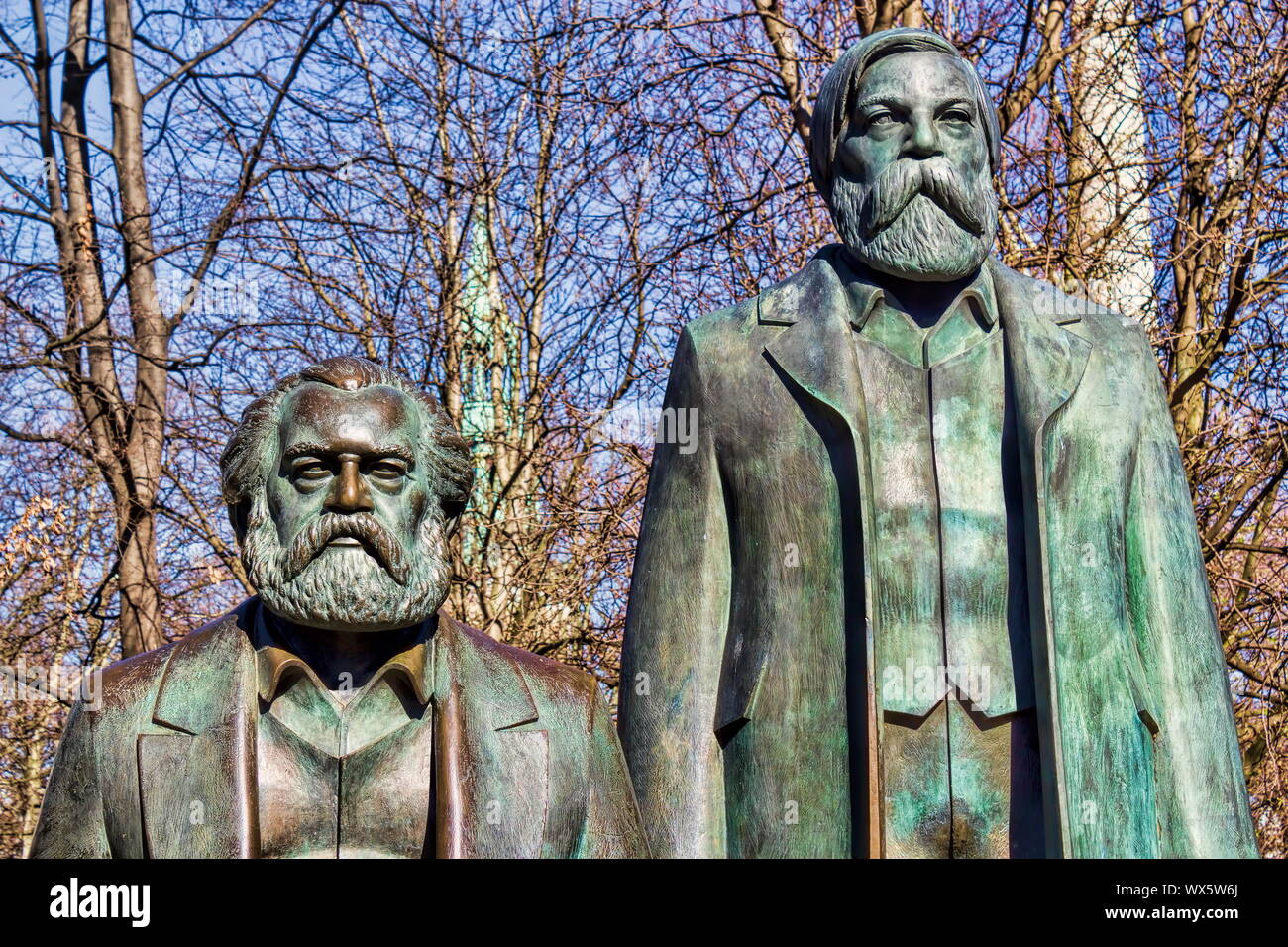 Statue von karl marx und friedrich engels -Fotos und -Bildmaterial in ...