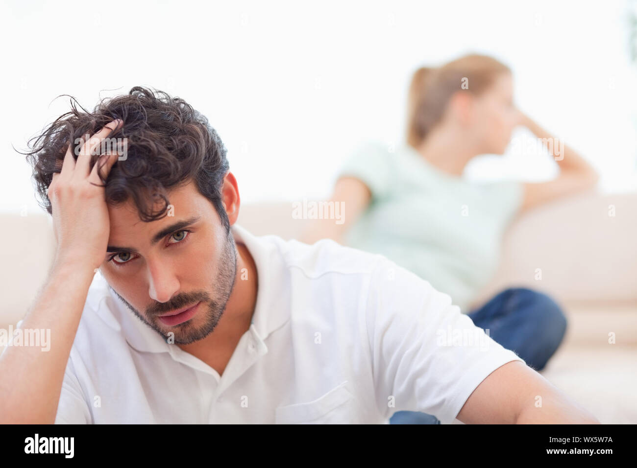 Traurig Paar an jedem anderen Mad in Ihrem Wohnzimmer Stockfoto