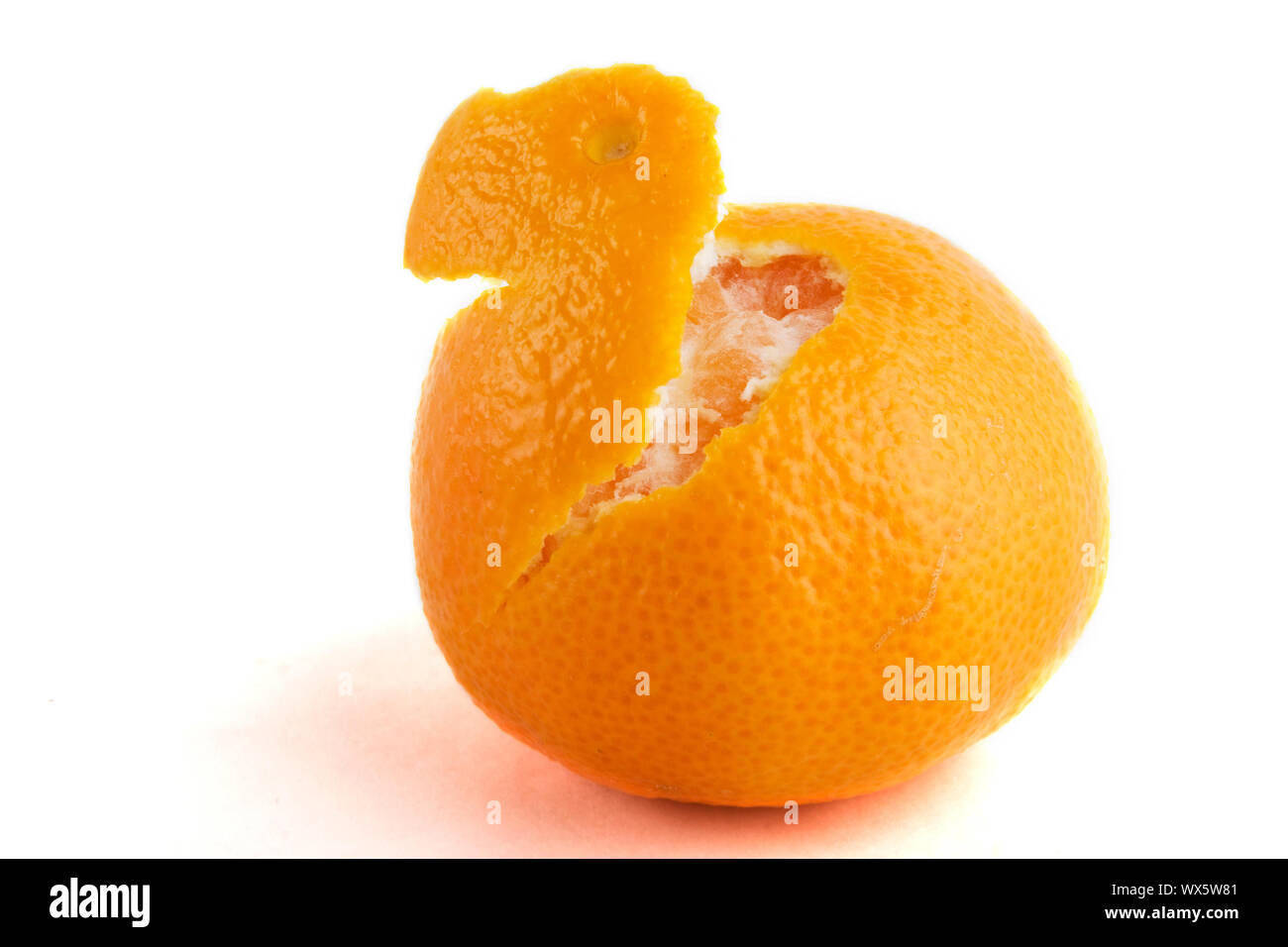 Eine teilweise geschälte Orange Stockfoto