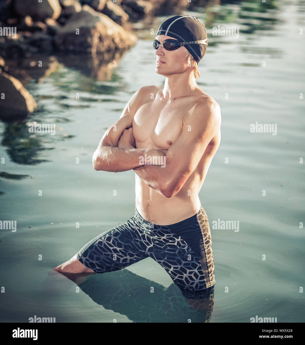 Schwimmer Modell in einem Meer Stockfoto