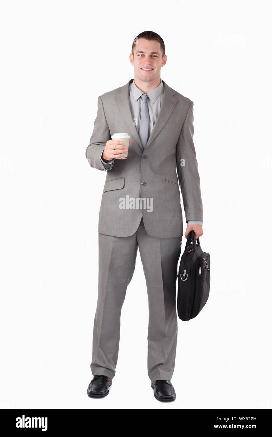 Porträt eines Kaufmanns Holding eine Tasse Kaffee und einen Computer Bag vor einem weißen Hintergrund Stockfoto