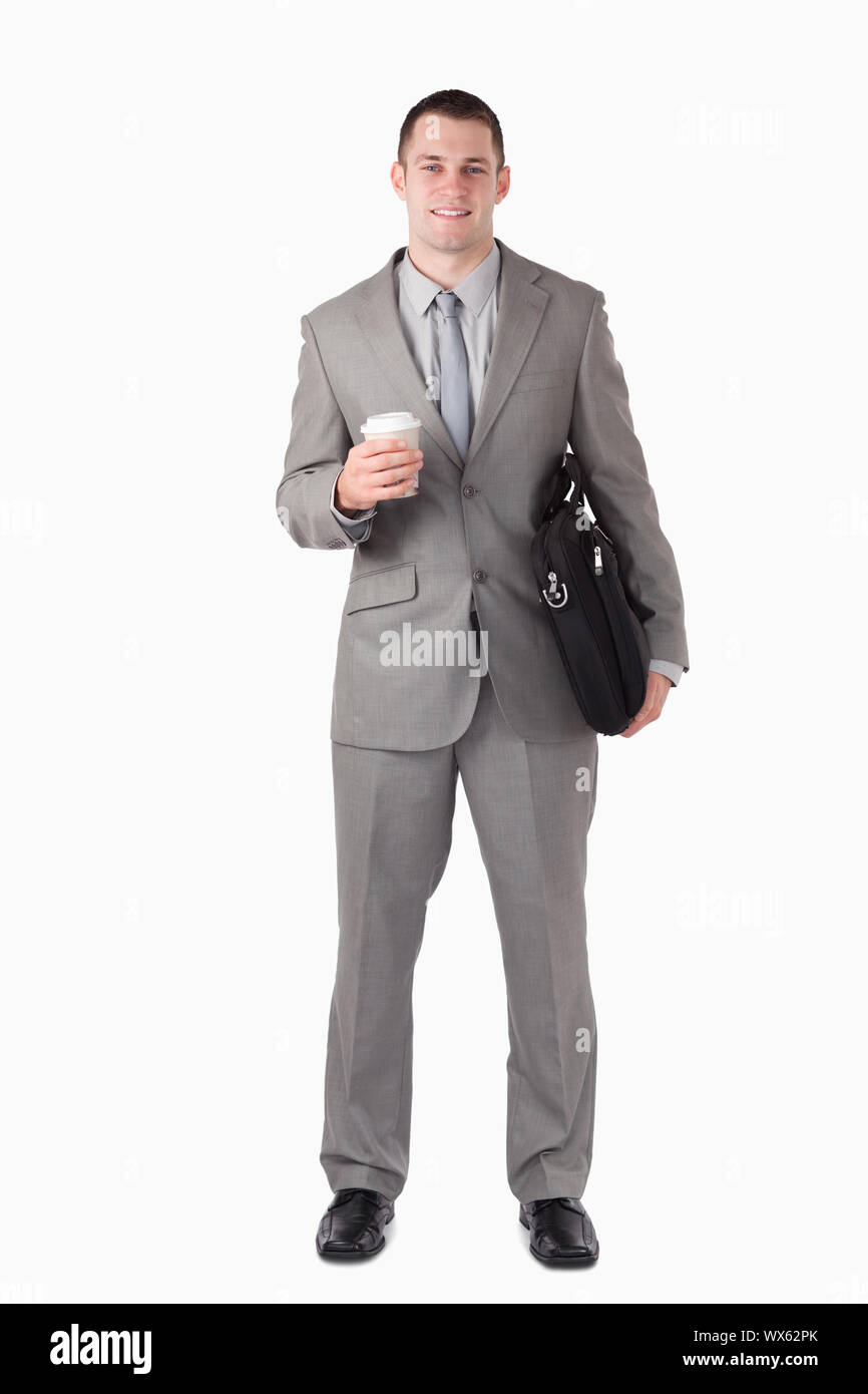Porträt eines Kaufmanns Holding eine Tasse Tee und ein Computer Bag vor einem weißen Hintergrund Stockfoto