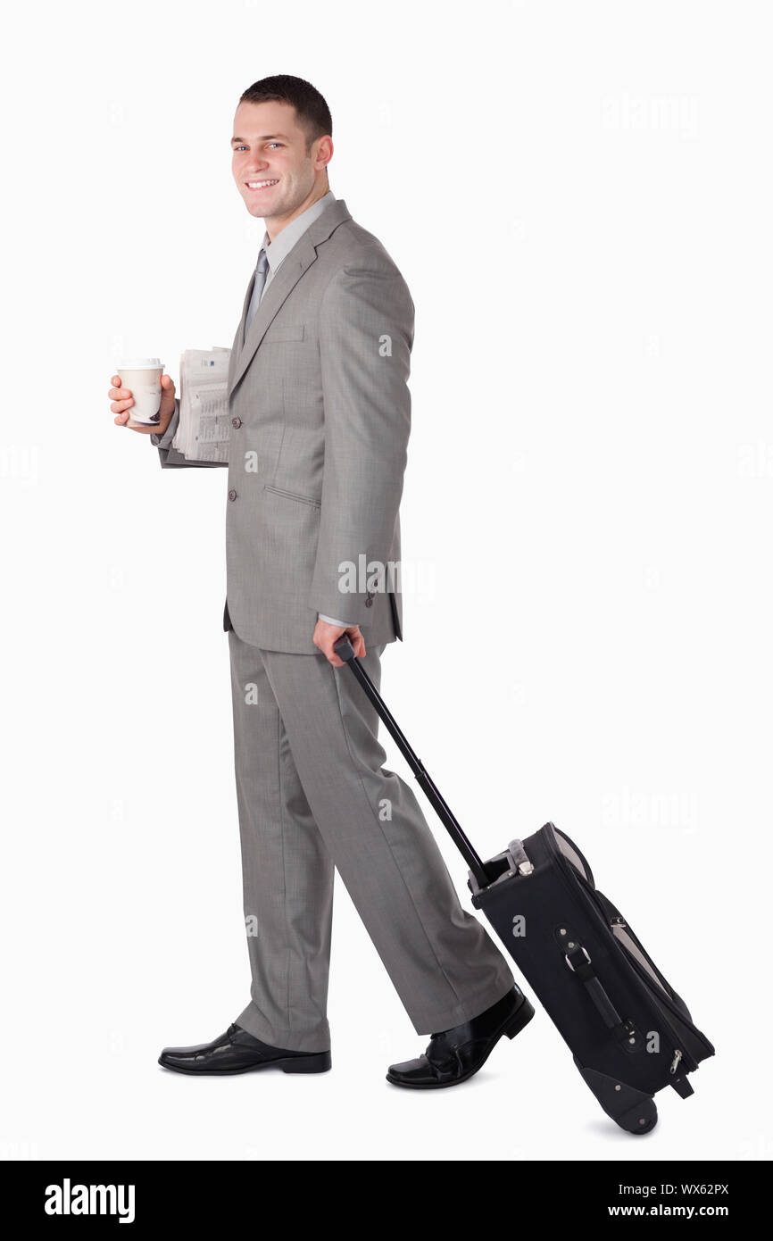 Porträt von einem Geschäftsmann unterwegs vor einem weißen Hintergrund Stockfoto