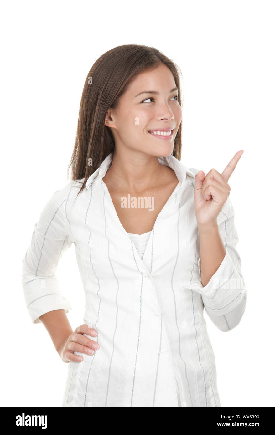 Frau zeigt und auf der Seite. Lässige junge geschäftsfrau im weißen Hemd suchen, zeigen und lächelnd zu kopieren. Schöne junge Gemischte r Stockfoto