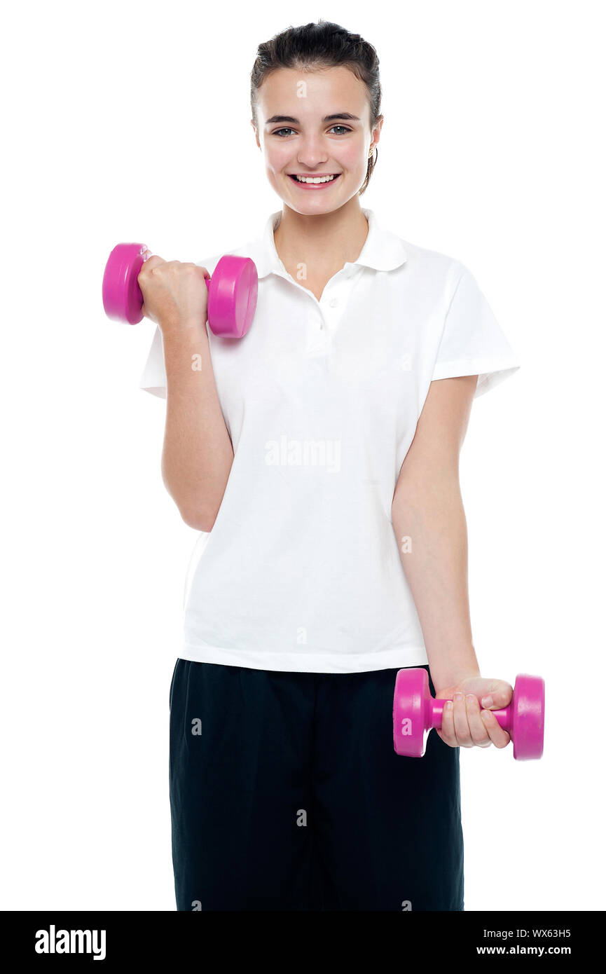 Lächelnd Gewichtheben Fitness Teenager-Mädchen. Training mit rosa Hanteln  Stockfotografie - Alamy